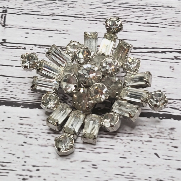 Vintage Jewelry - Vintage Clear Rhinestone Burst Brooch Mid Century Silver Tone Pin